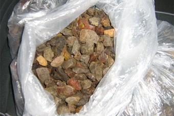 В Светлогорском районе полиция обнаружила 100 килограммов янтаря в салоне машины  