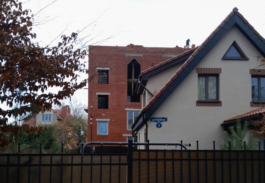 Очевидцы: в центре Зеленоградска возводят дом с нарушением этажности