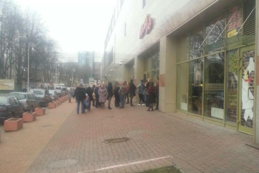 Из торгового центра «Кловер» эвакуируют людей (фото)