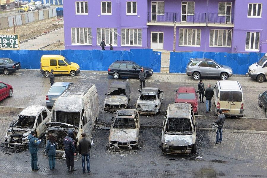 Очевидцы: ночью на Сельме сгорели 6 авто (фото, видео, дополнено)