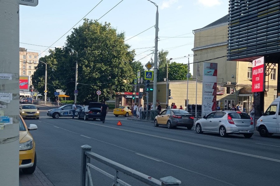 На перекрестке Горького и Баранова столкнулись два авто, собирается пробка (фото)