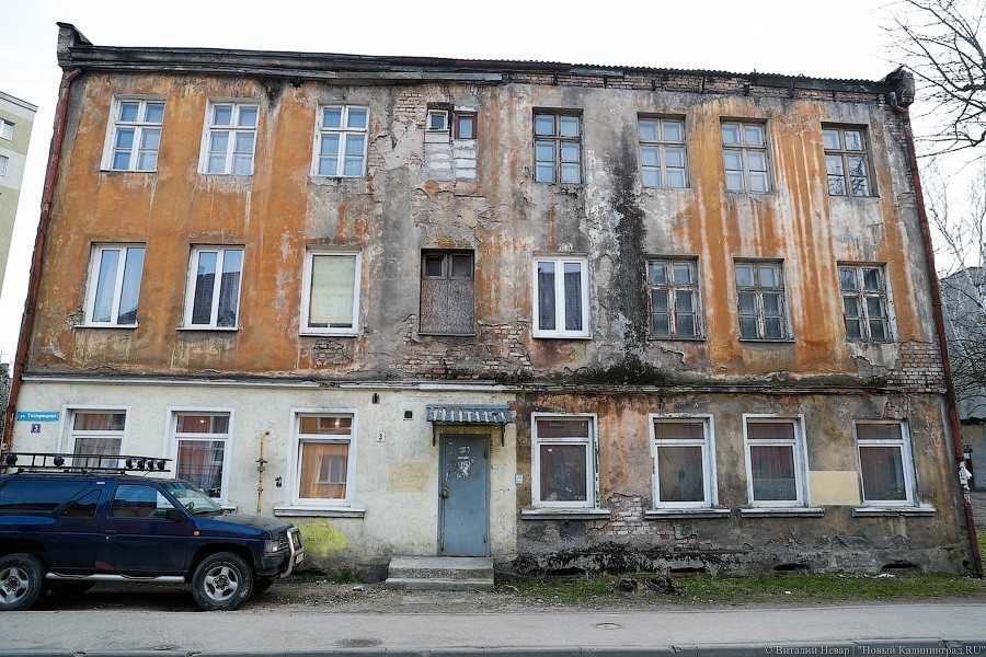«Мы же замерзаем»: в Калининграде жителей аварийного дома оставили без отопления