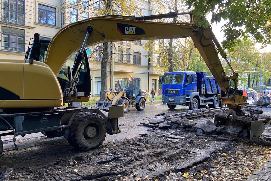 В Калининграде на проспекте Победы у парка демонтируют трамвайные рельсы (фото)