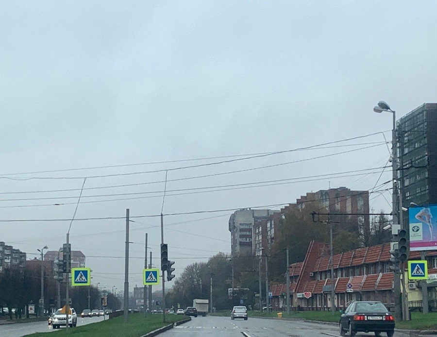 Очевидцы сообщают о неработающем светофоре на пешеходном переходе Моспроспекта (фото)