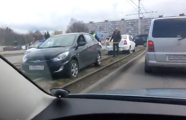 На улице Шевченко на трамвайных путях застрял автомобиль (фото)