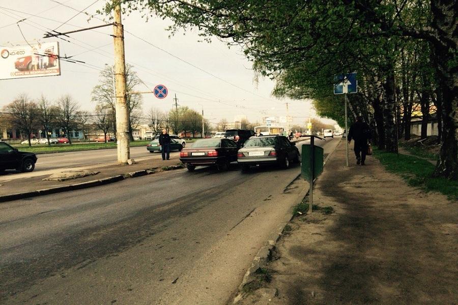 На Московском проспекте столкнулись 3 автомобиля, движение заблокировано (фото)