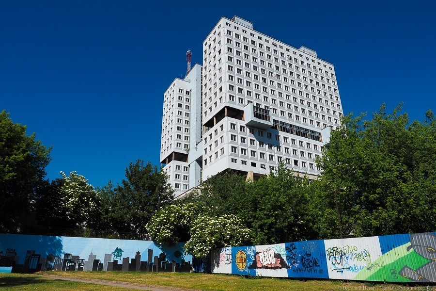 Власти собираются заплатить 3,5 млн рублей за уборку территории у Дома Советов