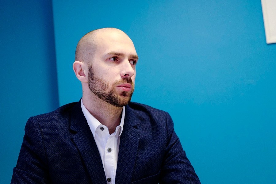 «Родители хотели отдать меня в погранинститут ФСБ»: интервью главы штаба Навального