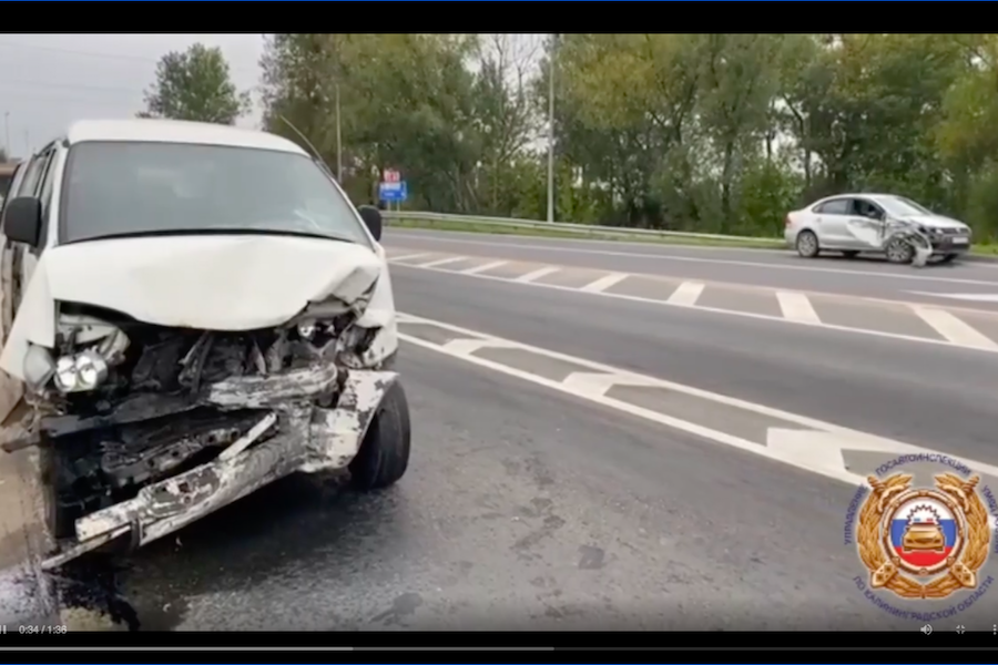 Под Гурьевском микроавтобус не уступил дорогу легковушке, водитель в больнице (видео)