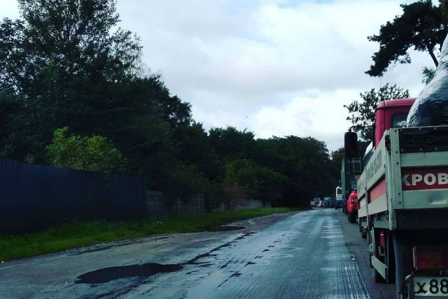 Очевидцы: на балтийской трассе в районе Кострово столкнулись «Шевроле» и «Камаз»