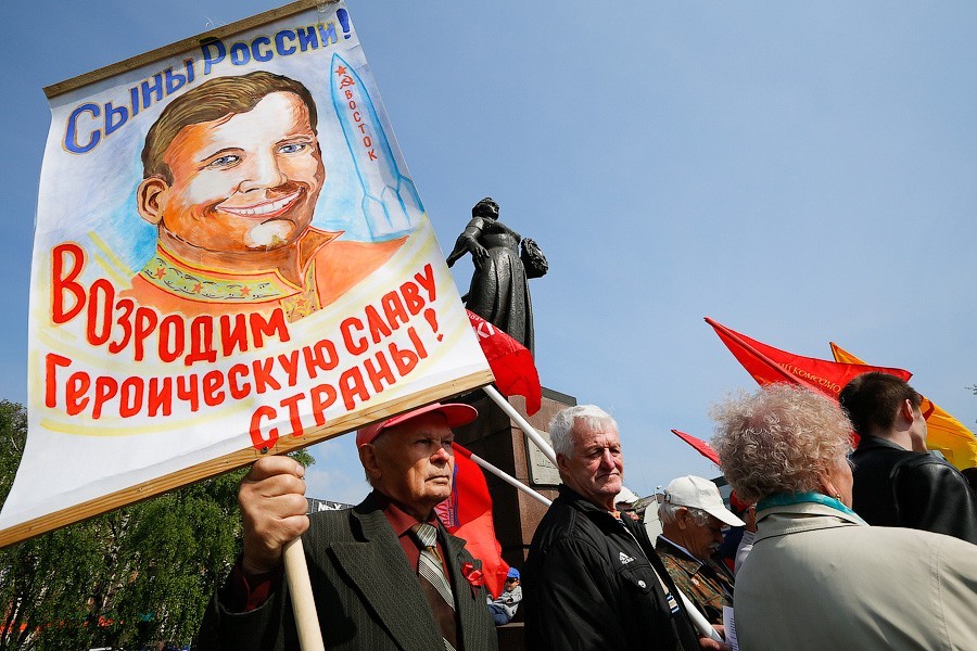 Опрос: жизнь каждого четвертого россиянина «во всем зависит от власти»