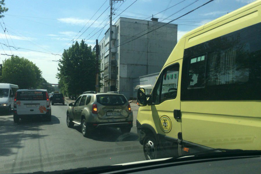 На Дзержинского маршрутка врезалась в «Рено» (фото)