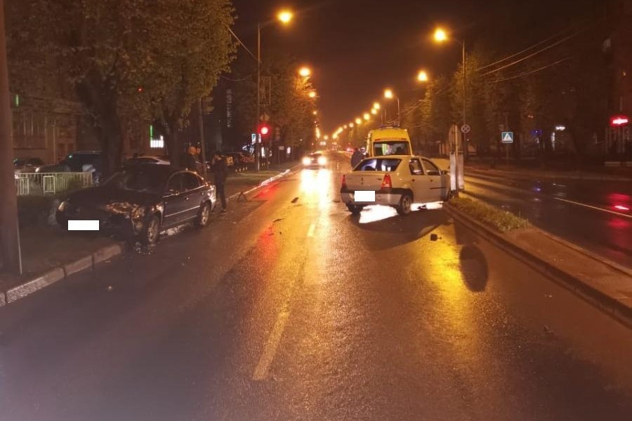 На улице А. Невского водитель «Рено» не уступил «Фольксвагену» и пострадал (фото)
