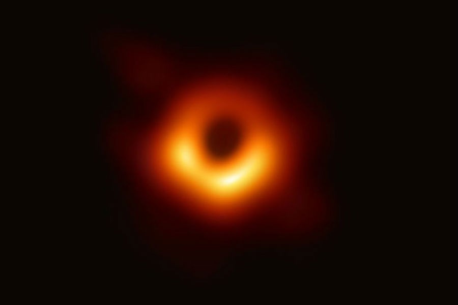 Ученые впервые показали изображения черной дыры (фото)
