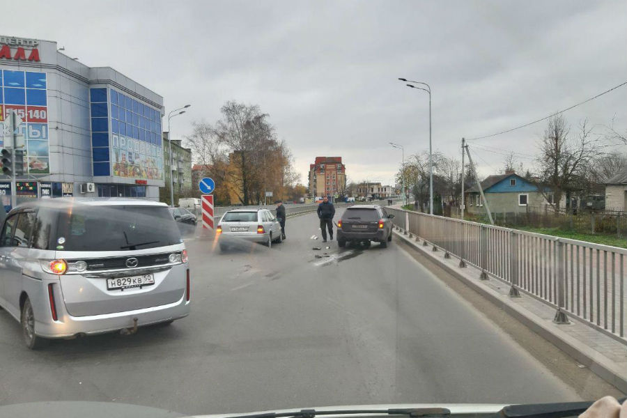 Улица Шатурская «на въезд» полностью блокирована из-за ДТП (фото)