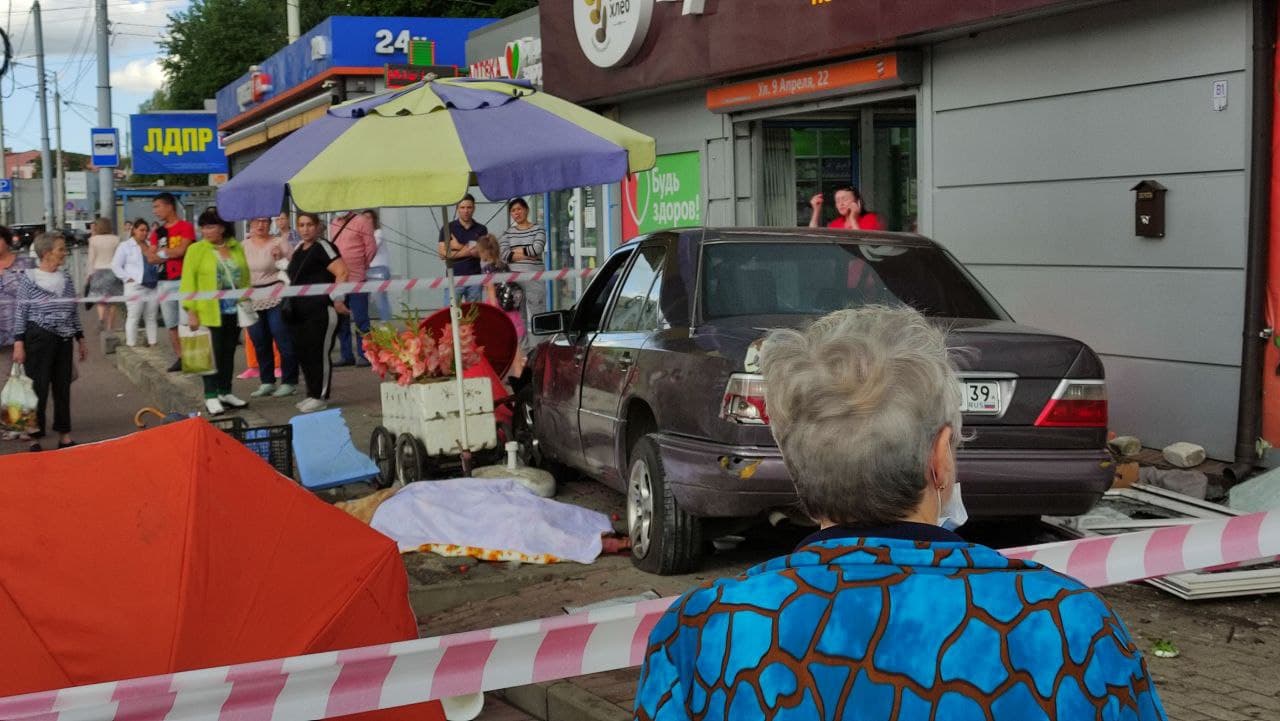 В Калининграде «Мерседес» вылетел на тротуар, погибла пенсионерка (фото)