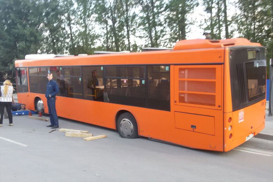 На Острове новый автобус застрял в провале рядом с «протокольным маршрутом» ЧМ-2018 (фото)
