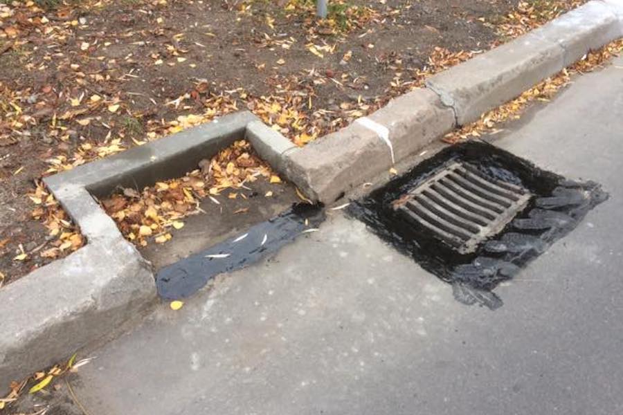 На Пролетарской переложили бордюр вокруг ливневки, но промахнулись (фото)