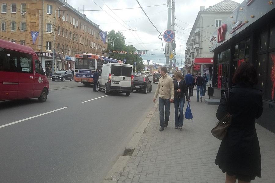 В центре Калининграда столкнулись автобус и грузовичок (фото)