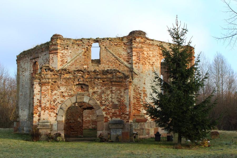 СМИ: в Славском районе вандалы разбили старинную кирху