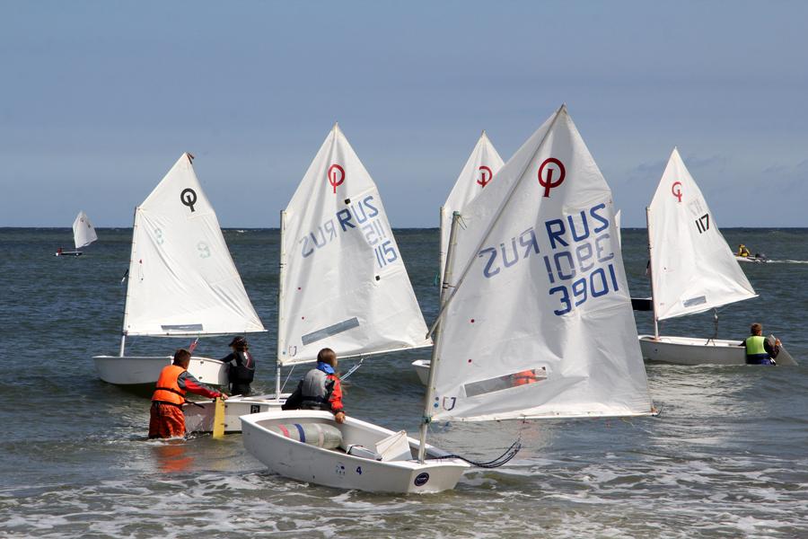 C ветерком к идеальному лагерю: как в Пионерском проходят парусные сборы