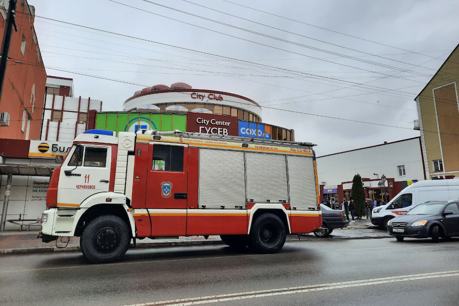 В Гусеве из-за пожара на складе магазина эвакуировали 100 посетителей ТЦ «Сити центр Гусев» (фото)