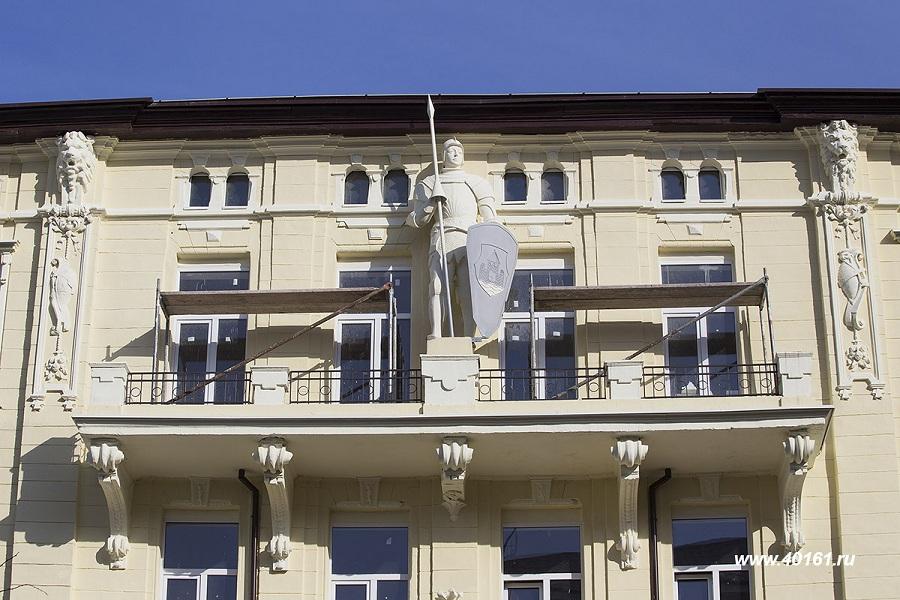 Власти решили продать свежеотремонтированный исторический «Дом с рыцарем»