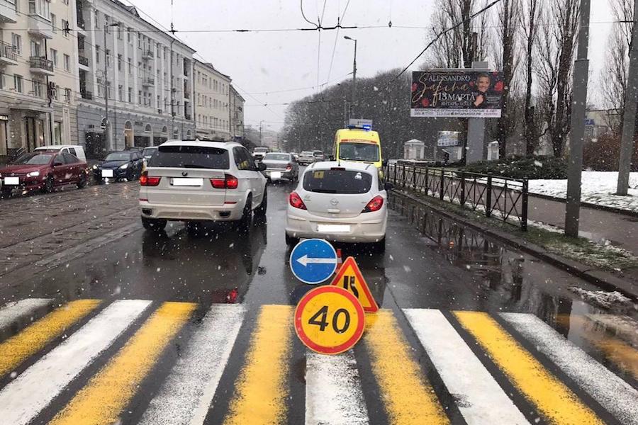 На проспекте Мира «Опель» сбил пожилую женщину на пешеходном переходе (фото)
