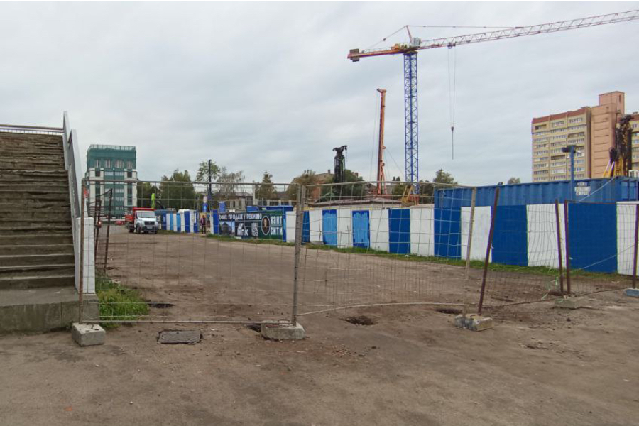 В проезде между стройкой и эстакадным мостом в Калининграде появился забор