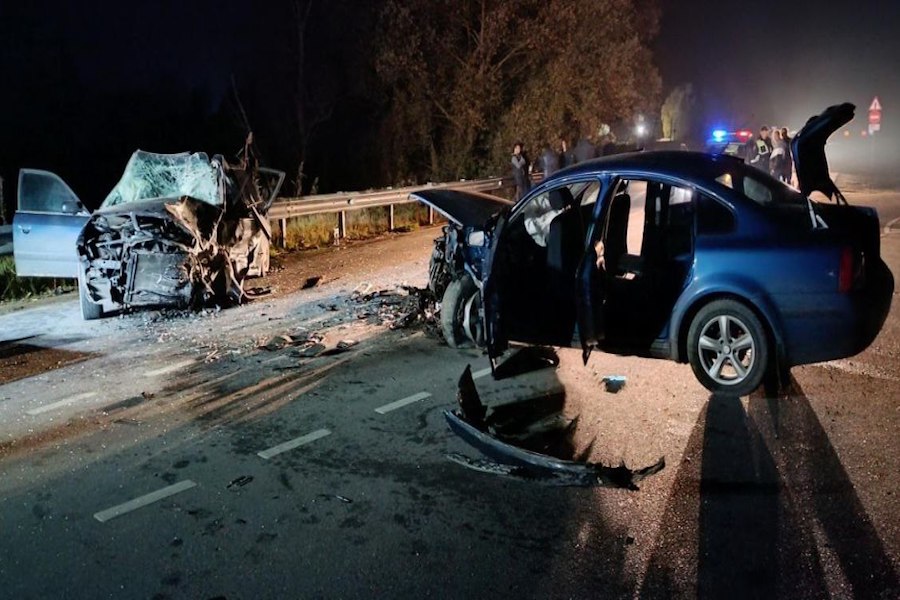 Под Гвардейском «Фольксваген» в лобовую влетел в «Ауди» (фото)