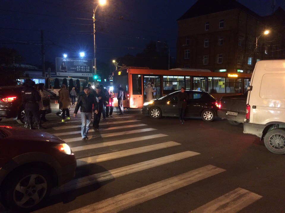 Движение по ул. Черняховского затруднено из-за тройного ДТП с автобусом (фото)