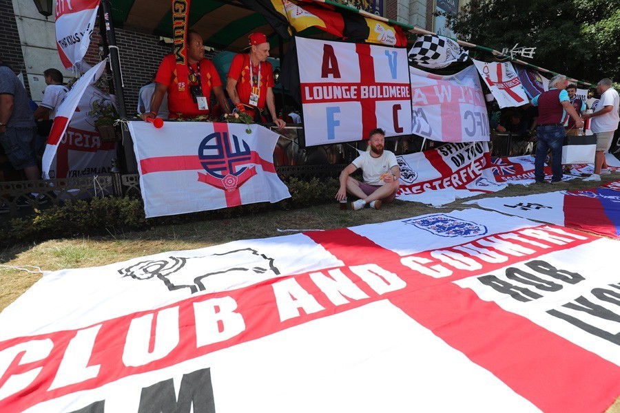 Английские и бельгийские болельщики устроили шутливую перепалку (видео)