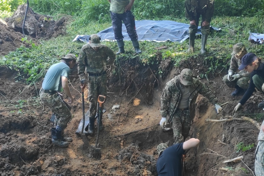 В Багратионовском районе поисковики нашли обломки самолета с останками летчиков (фото)