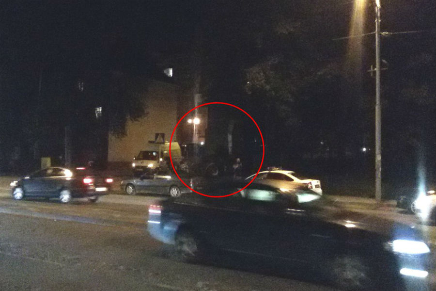 Очевидцы: на ул. Гагарина тягач выехал на встречную, сбил пешехода и врезался в дерево