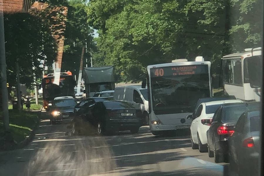 На Литовском валу столкнулись BMW и пассажирский автобус (фото, видео)