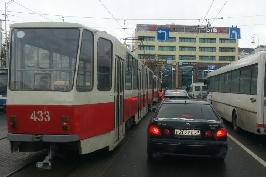 Из-за ДТП в центре Калининграда встали трамваи (фото)