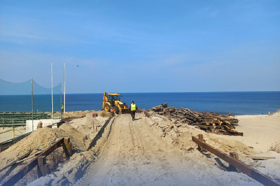 В Балтийске начался демонтаж деревянного променада на Гвардейском бульваре (фото)