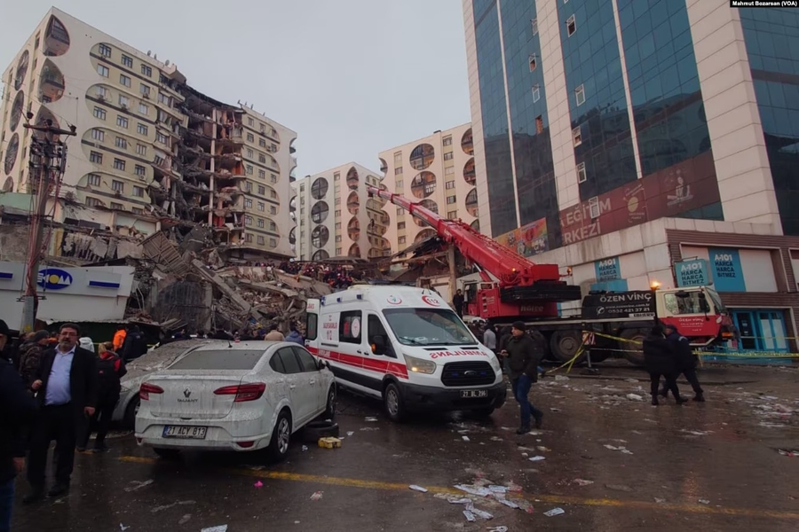 В Турции число жертв землетрясения превысило 42 тысячи человек