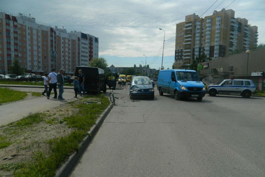 В Калининграде вылетевший на тротуар «Мерседес» сбил пенсионера