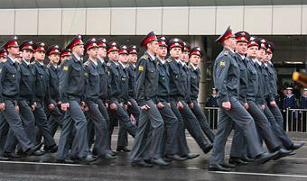 МВД предлагает одеть российских полицейских в шляпы и колготки