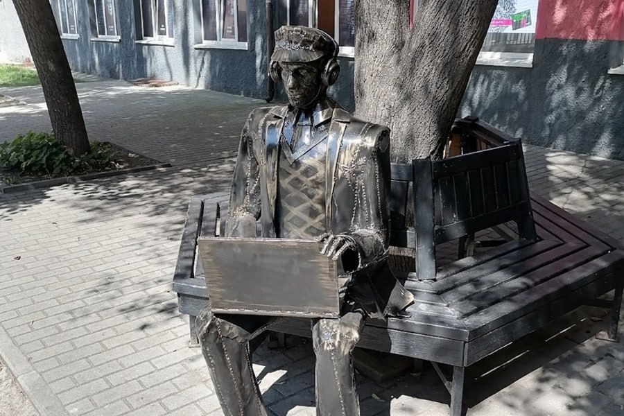 В Калининграде появилась скульптура Маяковского с ноутбуком (фото)