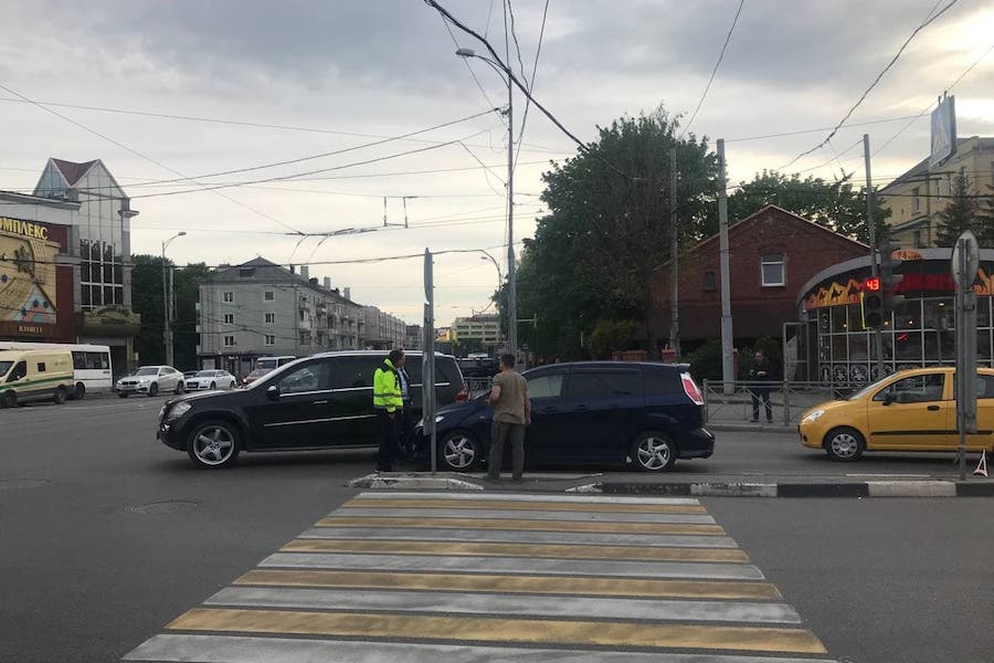 На перекрестке Горького и Черняховского собирается пробка из-за ДТП (фото)