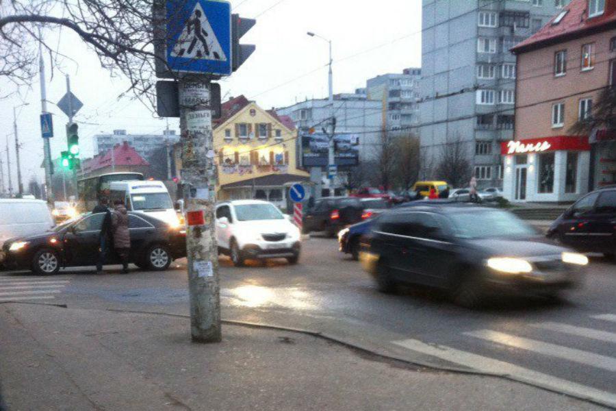 Движение по ул. Горького сильно затруднено из-за двух аварий (фото)
