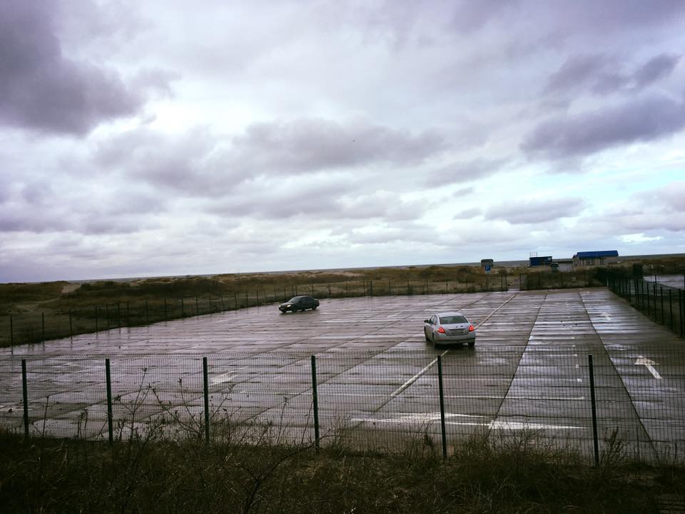 С променада и парковки в Янтарном откачали воду (фото)