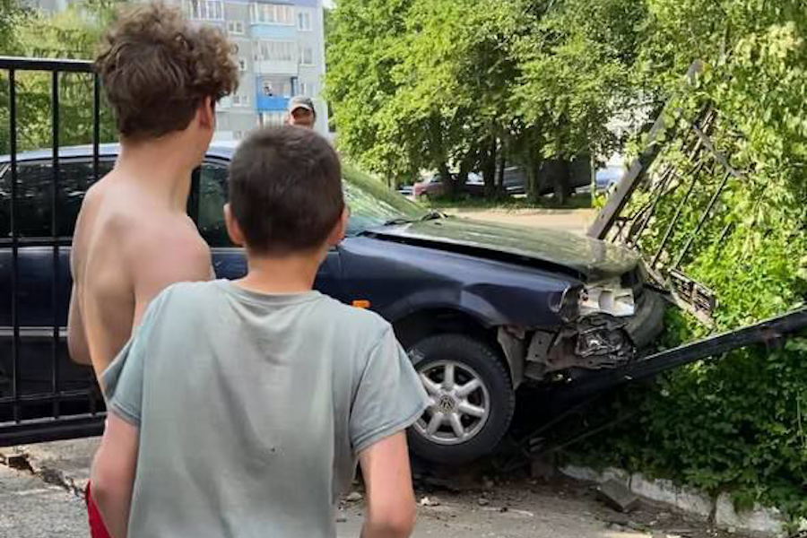 В Светлогорске легковушка протаранила забор перед школой № 1 (фото)
