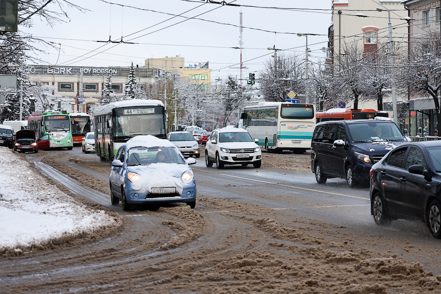 Виновниками несвоевременной уборки улиц коммунальщики назвали владельцев припаркованных машин