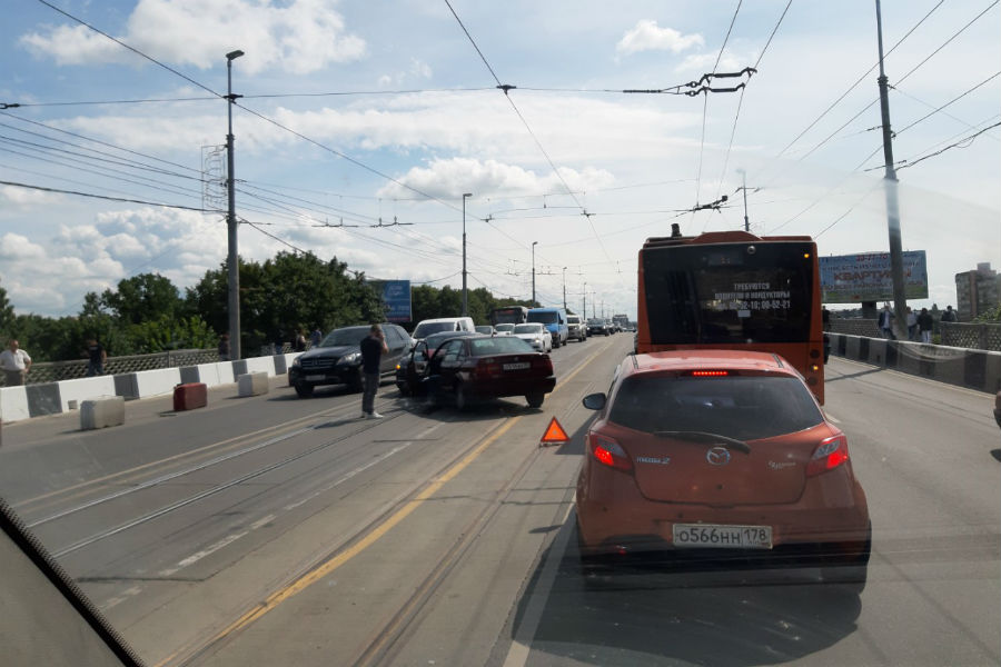 На эстакадном мосту в ДТП попало 4 машины (фото)
