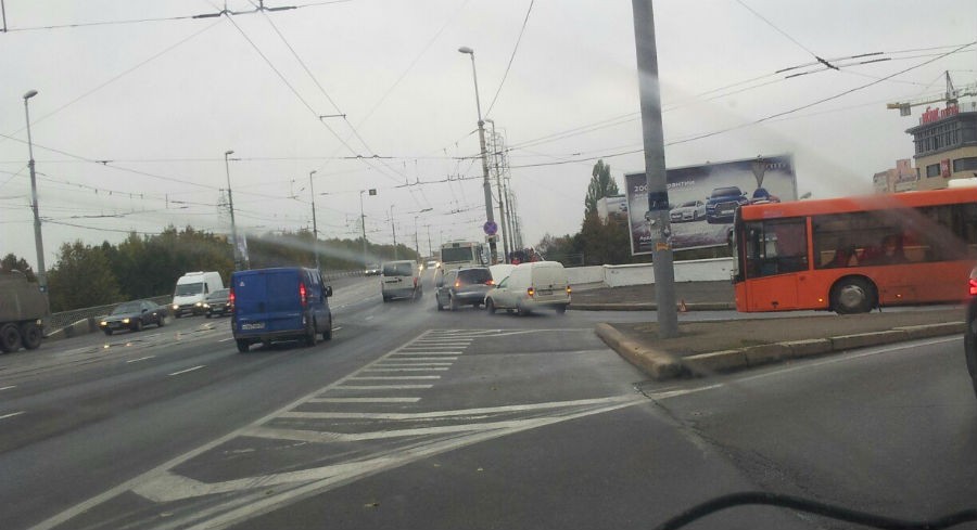 На въезде на эстакадный мост произошло ДТП, образуется пробка (фото)