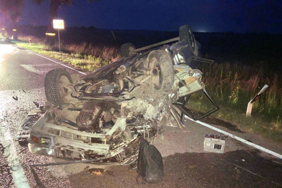 В ДТП с перевернувшимся автомобилем под Нестеровом пострадали два человека