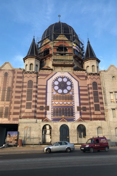 Строящуюся в Калининграде синагогу закрыли баннером (фото)